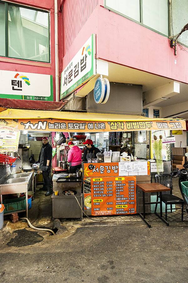 신서문김밥. 안쪽에 홀이 있는데 살짝 비좁다.
