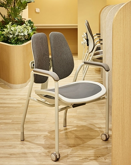 등판과 좌판을 원하는 형태로 조합할 수 있는 학습용 의자 ‘부스터’. 듀오백 제공