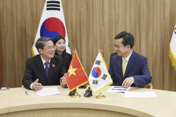 김동연 지사가 23일 오후 경기도청 집무실에서 응우옌 득 하이 베트남 국회부의장을 만나 면담하고 있다. 경기도 제공