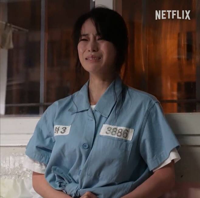 The Gloria actor Lim Ji-yeons Tears Acting behind-the-scenes was revealed.On the 23rd, Netflix Koreas official account, Tears Acting Behind the Actors appeared on Netflix The Gloria with the article Thanks to all of you who were immersed in every moment, every scene was glorious.In the video, actors Song Hye-kyo (mun dong is the role), Lee Do-hyun (Ju Yeo-jung), Yum Hye-ran (Gang Hyeon-nam), Cha Joo-young (Choi Hye-jung) It is shown after the sound of the actors who performed Tears Acting.Among them was a scene in which Lim Ji-yeon (played by Park Yeong-nee) shed tears while making weather forecasts in prison.While all the actors showed a horrific performance, Lim Ji-yeon, who had reported tears, walked to the corner and sat down as if he could not overcome the emotions.Lim Ji-yeon then looked down for a long time and squatted.In an earlier interview, Lim Ji-yeon said of the prison god, I shot the scene and cried a lot. I lived in Yeongene for more than half a year.I took it and came home, so it was so empty and my mind was empty. It really collapsed. Lim Ji-yeon acted in The Gloria, a shameless school violence perpetrator, Yeongene.