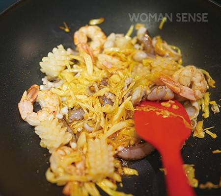 2 팬에 식용유 또는 고추기름을 두른 후 ①의 모든 재료와 고춧가루를 한 번에 넣고 우르르 볶는다. *채소가 없다면 생략해도 된다.