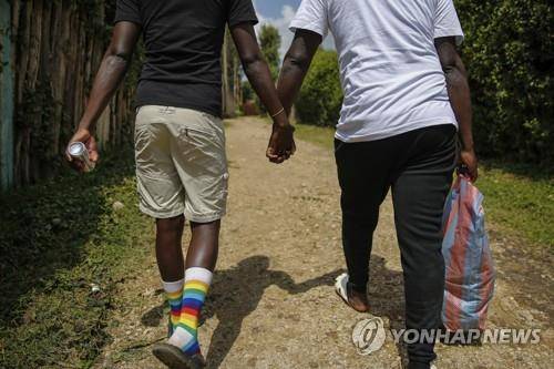 케냐로 망명한 우간다의 성소수자 커플 [AP 연합뉴스 자료사진, 재판매 및 DB 금지]