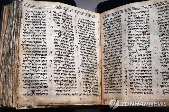 이스라엘 텔아비브 ANU 유대민족박물관에서 일반에 공개된 가장 오래된 히브리어 성경책 '코덱스 사순' [UPI 연합뉴스 자료사진. 재판매 및 DB 금지]