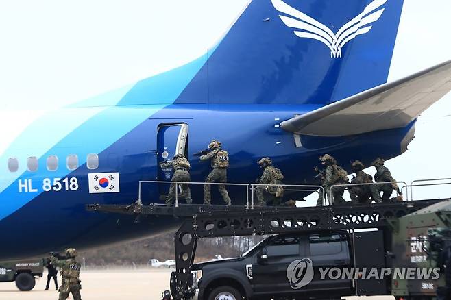 양양공항 대테러 종합훈련 (양양=연합뉴스) 이종건 기자 = 23일 양양국제공항에서 전개된 2023년도 양양국제공항 대테러 종합훈련에 참여한 육군 707 특수임무단 요원들이 테러범에 의해 피랍된 항공기 기내로 진입하고 있다.
    이날 훈련은 2024 강원동계청소년올림픽 참가를 위해 입국한 외국 선수단을 대상으로 발생한 항공기 피랍과 폭발물 설치, 인질 억류 등을 가정해 진행됐다.
    2023.3.23 momo@yna.co.kr