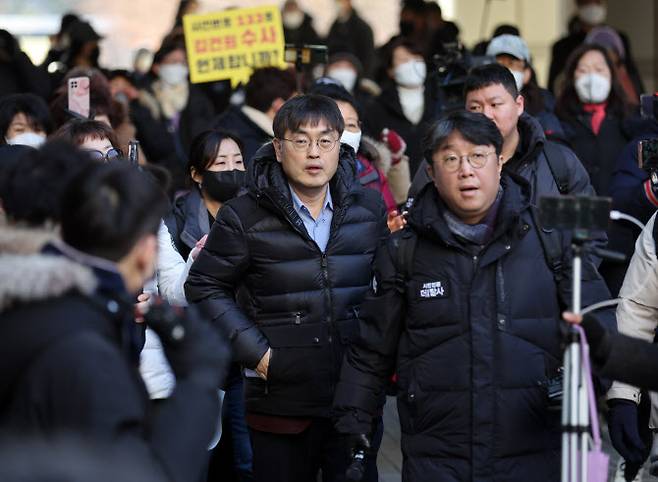 한동훈 법무부 장관을 미행하고 ‘청담동 술자리’ 의혹을 제기해 명예훼손 및 스토킹 처벌법 위반 혐의를 받는 유튜브 매체 ‘더탐사’의 강진구 대표가 지난달 22일 오전 서울 서초구 서울중앙지방법원에서 열리는 구속 전 피의자 심문(영장실질심사)에 출석하고 있다. (사진=뉴스1)