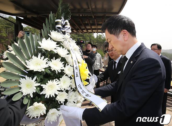 김기현 국민의힘 대표가 24일 대전 유성구 국립대전현충원에서 열린 제8회 서해수호의 날 기념식을 마치고 제2연평해전 전사자 묘역과 연평도 포격전 전사자 묘역을 찾아 헌화하고 있다. 2023.3.24/뉴스1 ⓒ News1 김기태 기자