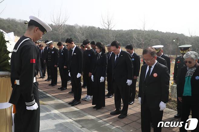 윤석열 대통령과 김건희 여사가 24일 국립대전현충원에서 제8회 서해수호의 날 기념식에 참석하기 전 천안함46용사 묘역을 찾아 묵념하고 있다. (대통령실 제공) 2023.3.24/뉴스1 ⓒ News1 안은나 기자