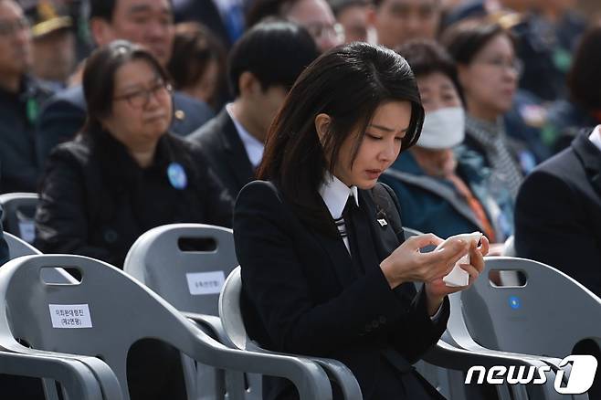 김건희 여사가 24일 국립대전현충원에서 열린 제8회 서해수호의 날 기념식에 참석해 윤석열 대통령이 서해수호 55용사들의 이름을 한명 한명 부르자 눈물을 흘리고 있다. (대통령실 제공) 2023.3.24/뉴스1 ⓒ News1 안은나 기자