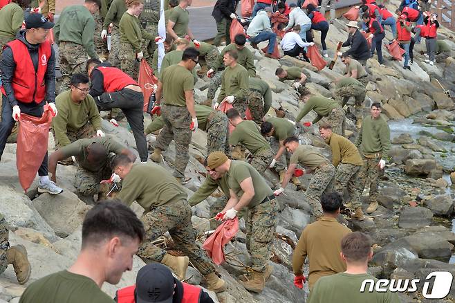 24일 오후 경북 포항시 남구 호미곶에서 열린 한·미 해병대 연합 클린 포항 플로깅 행사에서 미 해병대원들이 포항향토청년회원들과 함께 해안 쓰레기를 수거하고 있다..2023.3.24/뉴스1 ⓒ News1 최창호 기자