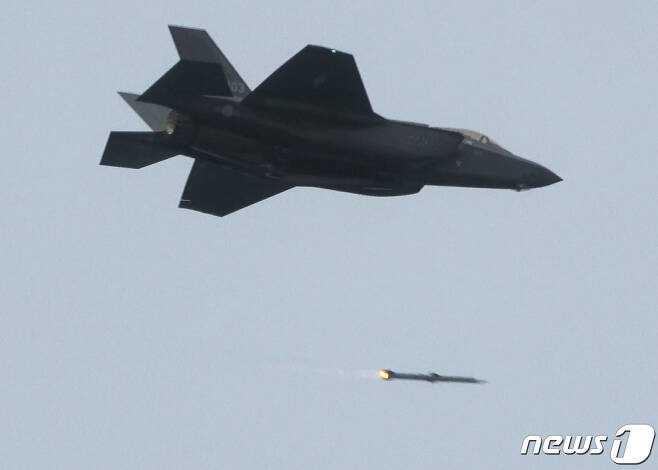 공군 F-35A 전투기가 가상의 공중 표적을 향해 AIM-120 암람(AMRAAM) 공대공미사일을 발사하고 있다. (공군 제공) 2023.3.24/뉴스1