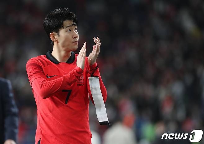 손흥민이 24일 오후 울산 문수축구경기장에서 열린 축구 국가대표 평가전 대한민국과 콜롬비아의 경기를 마친 뒤 손인사를 하고 있다. 이날 경기는 2대2 무승부를 기록했다. 2023.3.24/뉴스1 ⓒ News1 이동해 기자