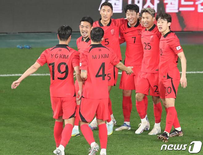 24일 오후 울산 문수축구경기장에서 열린 축구 국가대표 평가전 대한민국과 콜롬비아의 경기 전반전에서 손흥민이 골을 넣은 뒤 동료들과 기쁨을 나누고 있다. 2023.3.24/뉴스1 ⓒ News1 조민주 기자