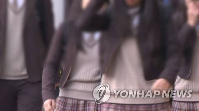 국내 여러 중·고등학교 교복에는 체크무늬가 들어간다. 사진은 이해를 돕기 위한 것으로 기사 중 특정 표현과 관계 없음. [이미지출처=연합뉴스]
