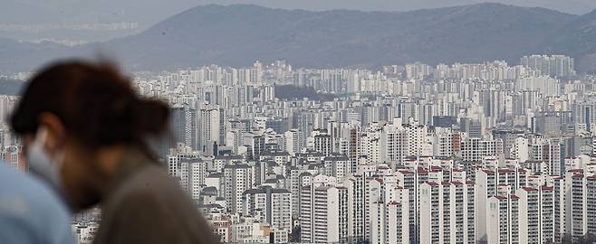 지난 22일 서울 중구 남산에서 바라본 아파트 모습. /뉴스1