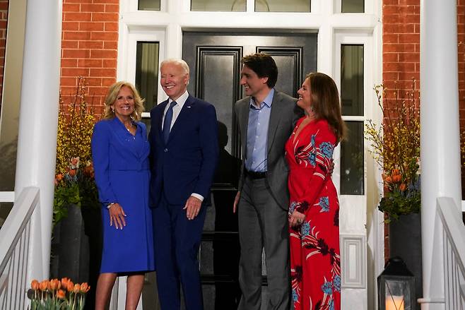 조 바이든 미국 대통령과 질 바이든 미국 영부인이 23일(현지 시각) 캐나다 온타리오주 오타와에서 쥐스탱 트뤼도 캐나다 총리와 그의 부인 소피 그레고리 트뤼도를 만났다. / 로이터