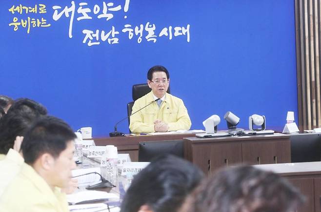 김영록 전남도지사가 24일 재난종합상황실에서 제6차 가뭄대책 상황 보고회를 주재하고 기상 상황에 따른 단계별 특단의 용수 공급대책을 세워 도민들에게 잘 설명하고 절수기 보급 등 물 절약 방안도 마련할 것을 당부하고 있다. 사진=전남도 제공