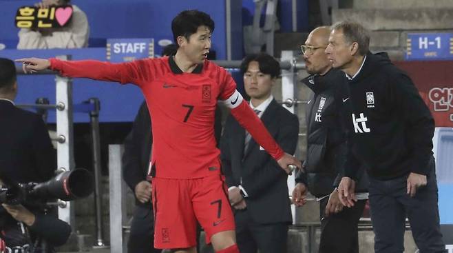 [울산=뉴시스] 김근수 기자 = 24일 오후 울산 남구 문수축구경기장에서 열린 하나은행 초청 축구 국가대표 평가전 대한민국과 콜롬비아의 경기, 손흥민이 경기 중 위르겐 클린스만 감독과 대화하고 있다. 2023.03.24. ks@newsis.com /사진=뉴시스