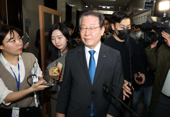 이재명 더불어민주당 대표가 23일 국회에서 열린 본회의를 마친 뒤 대표실로 이동하고 있다. 연합뉴스