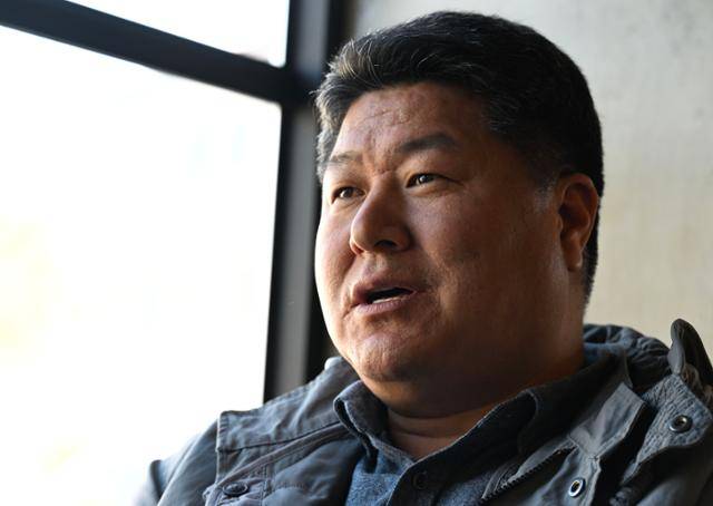 김인배 전북 서남권 해상풍력 민관협의회장(대리어촌계장)이 전북 부안군 한 카페에서 해상풍력 실증단지 사업 진행과정에 대해 설명하고 있다. 부안=최주연 기자