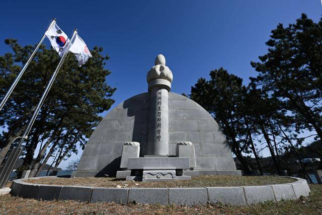 전북 부안군 위도면 서해훼리호 참사위령탑 옆 깃발과 나무가 강한 바람에 흔들리고 있다. 올해는 서해훼리호 참사 발생 30주기를 맞는 해다. 부안=최주연 기자