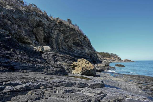 14일 오후 전북 부안군 위도면 벌금리 위도해수욕장에서 백악기 화산활동의 영향으로 형성된 벌금리 퇴적층 대월습곡이 관찰되고 있다. 부안= 최주연 기자