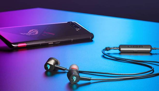 게이밍 이어폰은 헤드폰보다 착용감, 편의성 측면에서 유용하다. 출처=에이수스