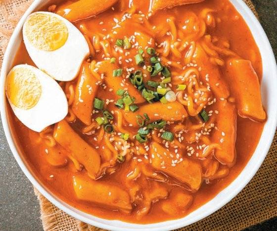 한국인의 소울푸드 떡볶이가 세계인의 입맛을 사로잡았다. K-콘텐츠를 접하다 생긴 호기심이 바로 구매로 이어질 수 있도록 체계적인 유통망을 갖춘 덕이다. 유통기한 문제를 기술로 해결한 것도 주요했다.