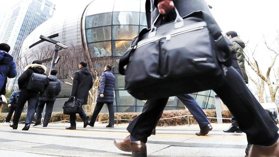 서울 영등포구 여의도동에서 직장인들이 출근하는 모습. 중앙포토