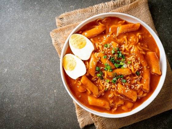 떡볶이는 한때 한식 세계화 프로젝트의 실패작이었다. 지금은 우수한 제품력과 유통망 등에 힘입어 K-푸드 열풍을 견인하고 있다.