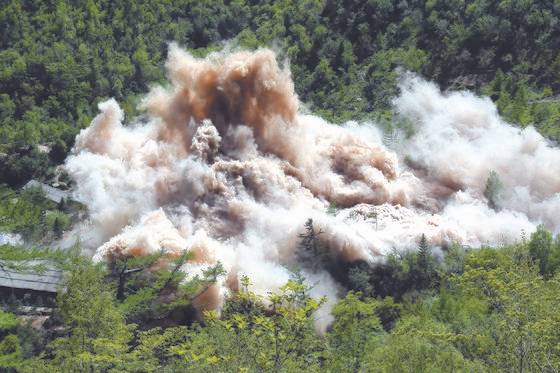 2018년 5월 북한이 함경북도 길주군 풍계리 핵실험장을 폭파 방식으로 폐기하는 모습. 연합뉴스.
