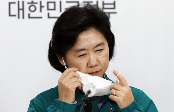 마스크 벗는 지영미 질병관리청장. 연합뉴스