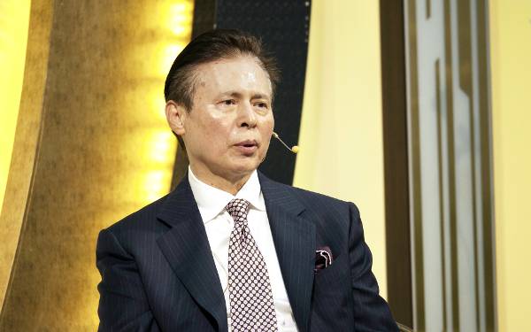 YPP 회장 백종만 장로가 지난 12일 고향인 전남 순천드림교회에서 ‘와서 보라’를 펴낸 계기를 설명하고 있다. 왼쪽 아래는 할리데이비슨을 탄 백 장로를 그린 그림. 웨민북스 제공