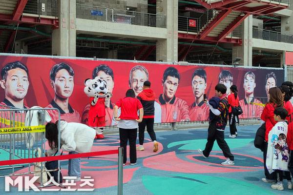 대표팀 마스코트 백호가 팬들과 포토타임을 갖고 있다. 사진(울산)= 김재호 기자