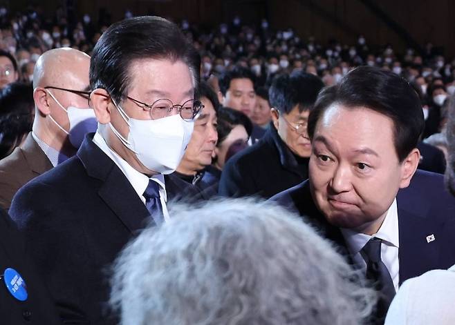 [서울=뉴시스] 홍효식 기자 = 윤석열 대통령이 1일 서울 중구 유관순 기념관에서 열린 제104주년 3.1절 기념식을 마친 뒤 이재명 더불어민주당 대표 등 참석자들과 인사하고 있다. (대통령실통신사진기자단 제공) 2023.03.01.