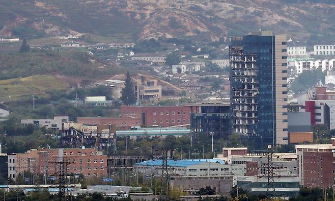 2020년 북한이 폭파한 남북공동연락사무소와 폭파 시 충격으로 훼손된 개성공단지원센터. [연합]
