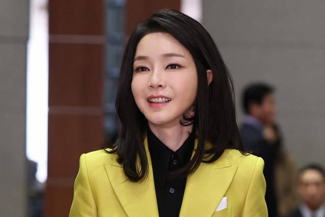 김건희 여사가 3일 서울 용산구 백범 김구기념관에서 열린 제3회 한국수어의 날 기념식에서 참석자들과 인사하고 있다. [연합]