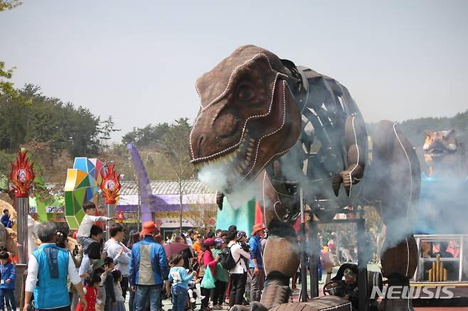 [고성(경남)=뉴시스] 신정철 기자= (재)경남고성공룡세계엑스포조직위원회는 제88·89회 이사회를 통해 오는 7월에는 '찾아가는 공룡엑스포 in일산'과 9월에는'2023경남고성공룡세계엑스포'를 개최키로 확정했다고 24일 밝혔다. 사진은 지난해 개최된 공룡퍼레이드 모습.(사진=뉴시스DB).2023.03.24. sin@newsis.com