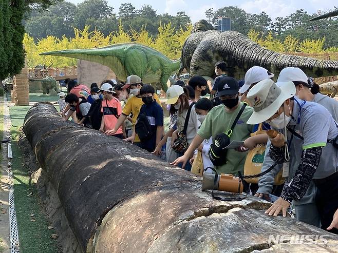 [고성(경남)=뉴시스] 신정철 기자= (재)경남고성공룡세계엑스포조직위원회는 제88·89회 이사회를 통해 오는 7월에는 '찾아가는 공룡엑스포 in일산'과 9월에는'2023경남고성공룡세계엑스포'를 개최키로 확정했다고 24일 밝혔다. 사진은 지난해 개최돤 공룡화석 전시 모습.(사진=뉴시스DB).2023.03.24. sin@newsis.com