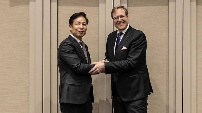 [서울=뉴시스] 권오상 식약처 차장과 체코 공화국 보건부 야쿱 드보라첵 차관이 24일 만나 기념촬영을 하고 있다. (사진=식약처 제공) *재판매 및 DB 금지