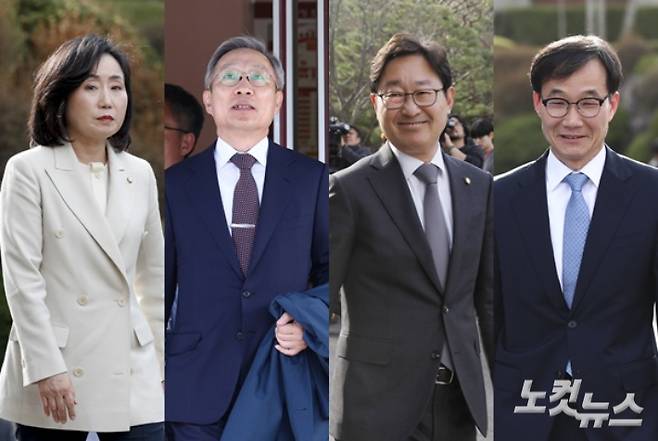 국민의힘 전주혜 의원, 강일원 변호사, 박범계 전 법무부 장관, 노희범 변호사가 23일 오후 서울 종로구 헌법재판소 대심판정에서 열린 검수완박(검찰 수사권 완전 박탈) 입법에 대한 권한쟁의심판 선고를 마친 뒤 나서고 있다. 류영주 기자