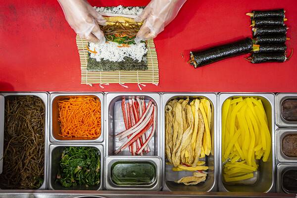 동래얼쑤김밥 조리대. 아침에 들어온 재료는 당일 소진을 목표로 한다.