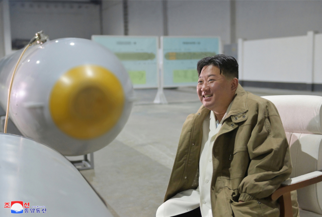 김정은 국무위원장 옆에 ‘핵무인수중공격정’으로 추정되는 수중 발사체 모습