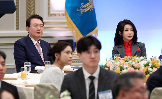 윤석열 대통령과 김건희 여사가 3월23일 청와대 영빈관에서 열린 복지·노동 현장 종사자 초청 오찬에서 영상을 시청하고 있다. ⓒ 연합뉴스