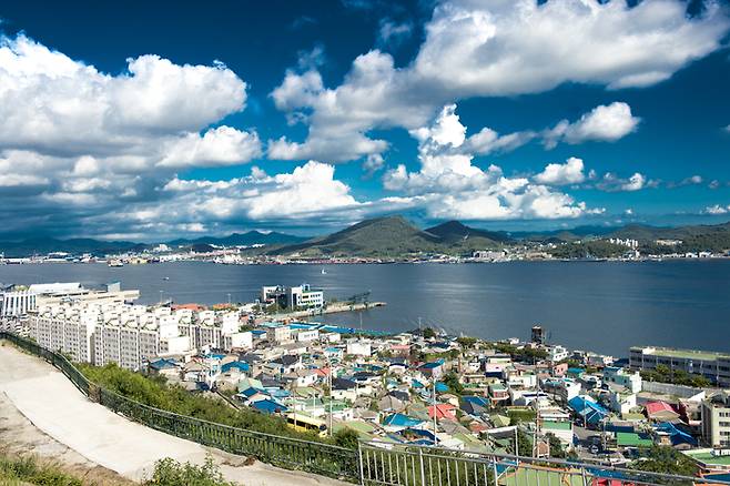 보리마당에서 바라본 목포항과 서산동 시화골목. 사진제공|목포시