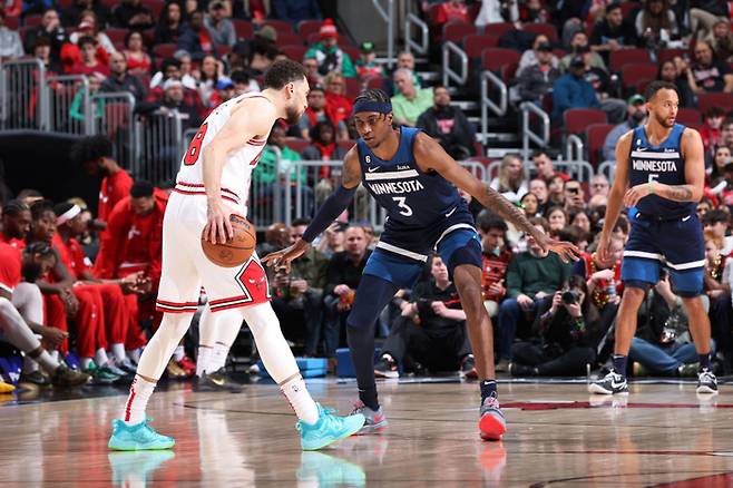 시카고 불스의 ‘에이스’ 잭 라빈(왼쪽)을 막고 있는 제이든 맥대니얼스의 모습. 게티이미지 제공