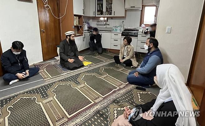 박진 국가인권위 사무총장 이슬람사원 예정지 방문 (대구=연합뉴스) 황수빈 기자 = 박진 국가인권위원회 사무총장이 24일 오후 대구 북구 대현동 이슬람 사원 예정지를 방문해 건축주 측으로부터 현황을 듣고 있다. 2023.3.24 hsb@yna.co.kr