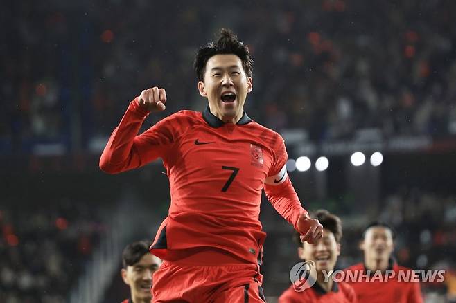 환호하는 손흥민 (울산=연합뉴스) 김도훈 기자 = 24일 오후 울산 문수축구경기장에서 열린 대한민국 대 콜롬비아 축구 대표팀의 평가전에서 손흥민이 선제골을 넣은 뒤 환호하고 있다. 2023.3.24 superdoo82@yna.co.kr