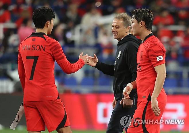 손흥민과 클린스만 감독 (울산=연합뉴스) 신현우 기자 = 24일 오후 울산 문수축구경기장에서 열린 대한민국 대 콜롬비아 축구 대표팀의 평가전을 마친 클린스만 감독이 손흥민을 격려하고 있다. 2023.3.24
    nowwego@yna.co.k