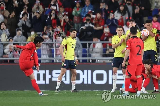 손흥민, A매치 역대 최다 프리킥골 기록 (울산=연합뉴스) 신현우 기자 = 24일 오후 울산 문수축구경기장에서 열린 대한민국 대 콜롬비아 축구 대표팀의 평가전에서 손흥민이 프리킥으로 두 번째 골을 넣고 있다. 이 골은 한국 선수 역대 A매치 최다 프리킥 골(5골)이다. 2023.3.24 nowwego@yna.co.kr