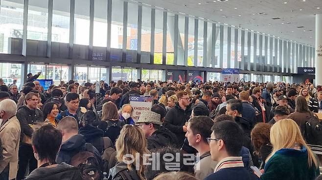 참가자들이 전시회에 입장하기 위해 대기하고 있다.(사진=이데일리 강민구 기자)